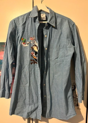 Vintage Denim Hemd mit Looney Tunes, marke: Warner Bros., zustand: Gut, größe: S, 11,00 €, 12,25 € inklusive Vinted-Käuferschutz