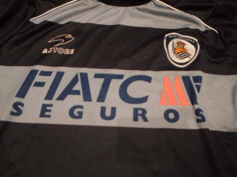 Real Sociedad Home Camiseta de Fútbol 2003 - 2004. Sponsored by Fiatc  Seguros
