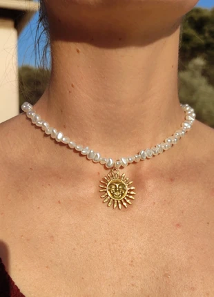 Collier à perles blanches nacrées et pendentif soleil à visage en acier inoxydable, marque: Soleil, état: Neuf sans étiquette, 11,00 €, 12,25 € Protection acheteurs (Pro) incluse