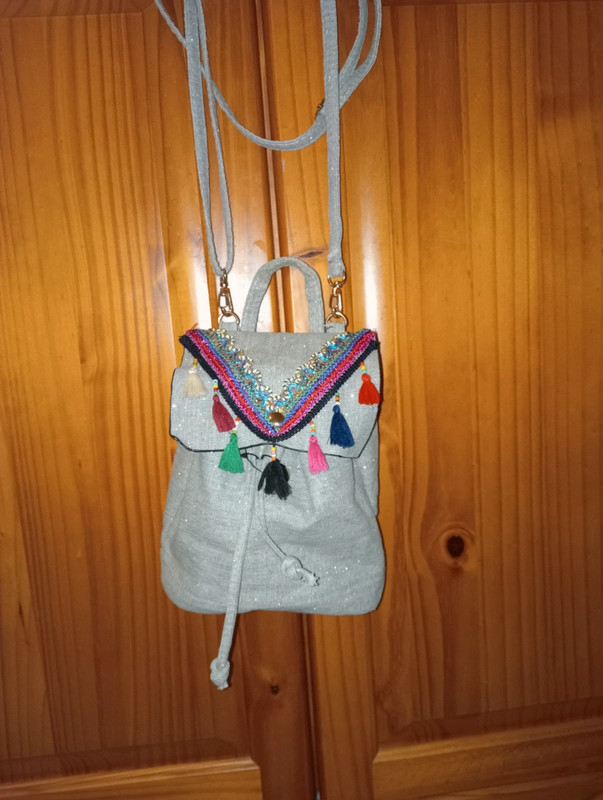 Mochila que se convierte en bolso sale