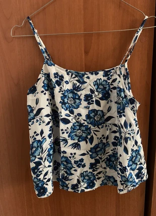 top bianco con fiori blu, brand: H&M Divided, condizioni: Ottime, taglia: S / IT 40 / EU 36, €3.00, €3.85 include la Protezione acquisti