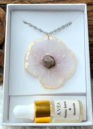 Collier Fleur d’Hortensia blanc rosé & Pierre de lave parfumable / fait main, merk: A.VÉA Bougies Nature & Créations, staat: Nieuw met prijskaartje, € 24,00, € 25,90 inclusief Kopersbescherming
