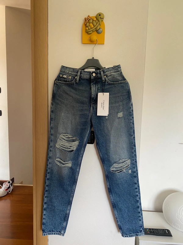 Mom Jeans Calvin Klein con strappi 1