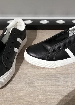 Chaussures basses noire et blanche taille 40, merk: Chauss'expo, staat: Nieuw zonder prijskaartje, maat: 40, € 4,00, € 4,90 inclusief Kopersbescherming