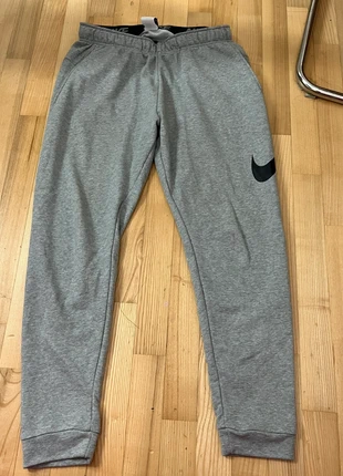Nike Jogginghose, marque: Nike, état: Très bon état, taille: L, 15,00 €, 16,45 € Protection acheteurs incluse
