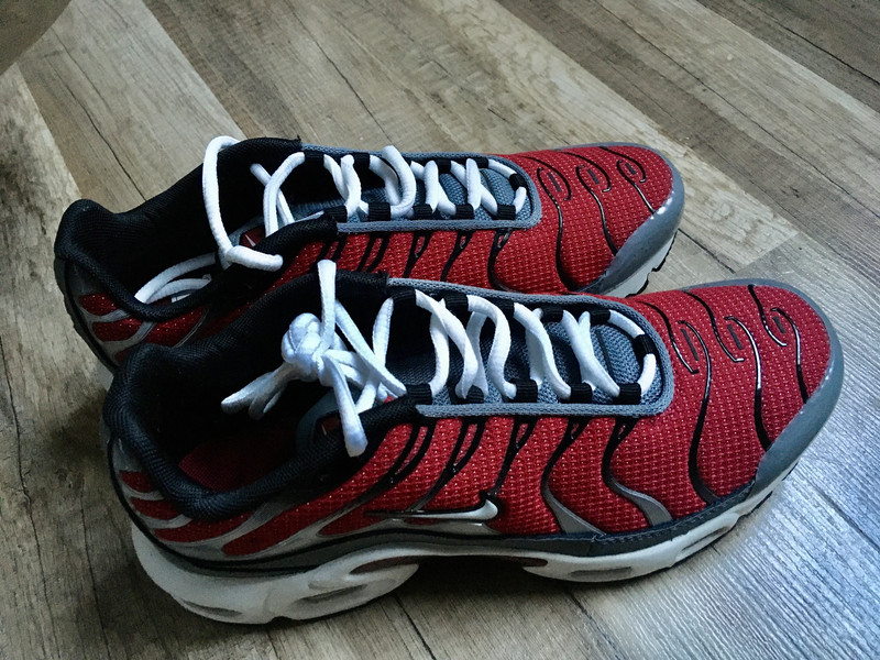 Air max gris rouge hotsell