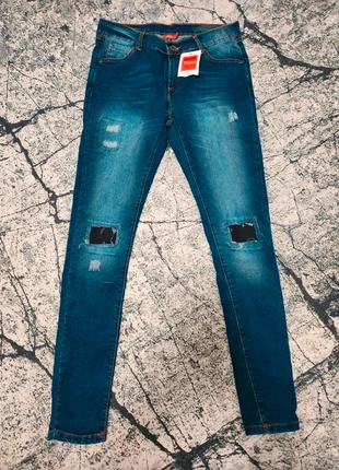 Jean fille 16 ans avec étiquettes – effet destroy, coupe moderne, merk: Tissaia, staat: Nieuw met prijskaartje, maat: 16 jaar / 176 cm, € 2,50, € 3,33 inclusief Kopersbescherming