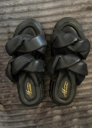 Sandales noires à semelle épaisse – T37, état: Bon état, taille: 37, 2,00 €, 2,80 € Protection acheteurs incluse