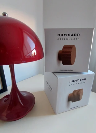 🟤*New*2 cabides de parede Chip Hook da Normann Copenhagen. C/ caixa original. Wall hook, Design item, marca: Normann Copenhagen, estado: Novo com etiquetas, €24.00, €25.90 inclui Proteção do Comprador