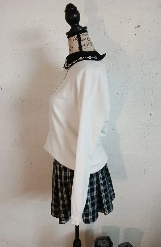 🤍 Pull blanc col noir décoré – Miss Sara – Taille 40/42 – Bon état - photo numéro 8