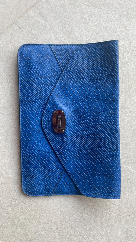 Tr s jolie pochette bleue effet croco lani res amovible petite