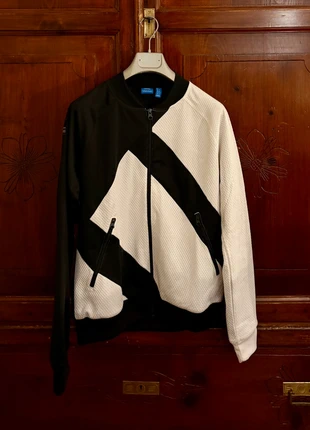 Felpa adidas logo grande bianca nera, marke: adidas, zustand: Sehr gut, größe: L / 40 / 12, 45,00 €, 47,95 € inklusive Vinted-Käuferschutz