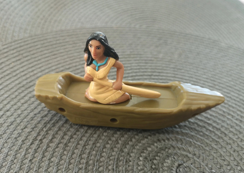 Figurine Disney Pocahontas dans sa pirogue 1995 1