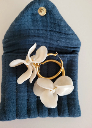 Boucles d'oreille Sézane. Écru, marque: Sézane, état: Neuf avec étiquette, 55,00 €, 58,45 € Protection acheteurs incluse