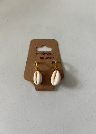 Boucle d’oreille coquillage, merk: Fait Main, staat: Nieuw met prijskaartje, € 3,00, € 3,85 inclusief Kopersbescherming