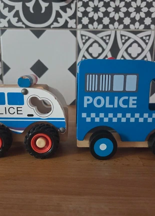 Lot de 2 véhicules de police en bois, estado: Bom, tamanho: 18-24 meses / 86 cm, €2.00, €2.80 inclui Proteção do Comprador