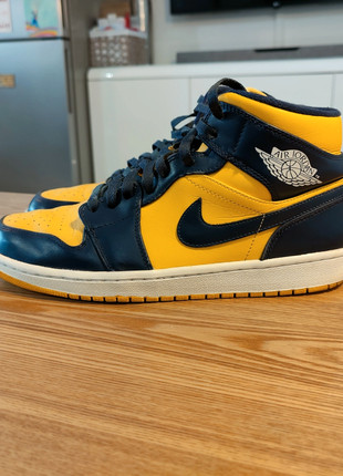 Jordan 1 mid deals michigan