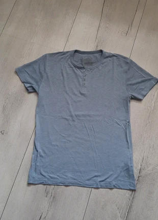 Heren tshirt heel lichtblauw met knoopjes - XS, merk: Red Herring, staat: Goed, maat: XS, € 1,00, € 1,75 inclusief Kopersbescherming