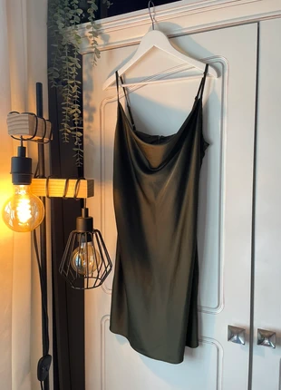 Robe courte en satin kaki, marke: Stradivarius, zustand: Sehr gut, größe: M / 38 / 10, 10,00 €, 11,20 € inklusive Vinted-Käuferschutz