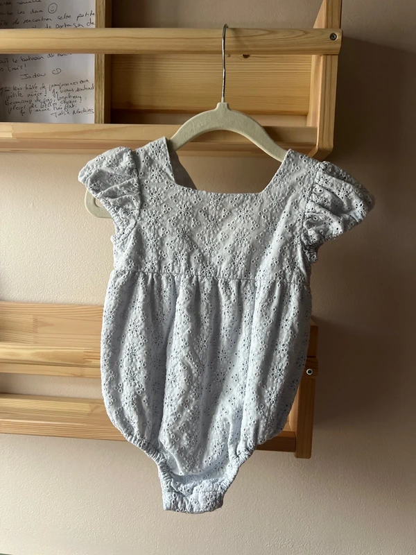 Ensemble barboteuse et chapeau broderie anglaise