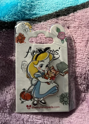 Pins Alice au pays des merveilles et son petit chat version animators Disneyland Paris, marque: Disneyland Paris, état: Très bon état, 12,00 €, 13,30 € Protection acheteurs incluse
