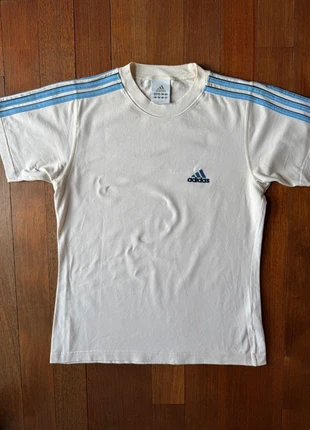 Maglietta Adidas usa vintage bianca – 3 strisce azzurre, logo blu ricamato, t-shirt sporty, brand: adidas, condizioni: Ottime, taglia: S, €12.00, €13.30 include la Protezione acquisti