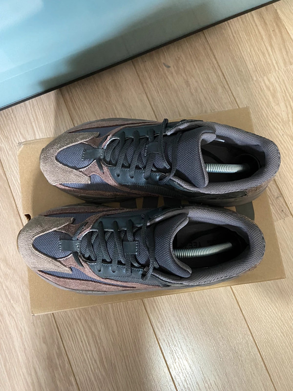 Yeezy 700 Mauve
