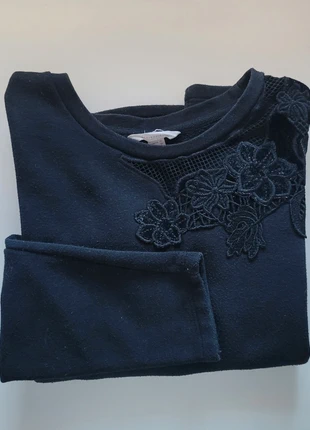 Sudadera negra Springfield con bordado floral en hombro • Casual Elegante, marca: Springfield, estado: Muito bom, tamanho: XS / 34 / 6, €3.00, €3.85 inclui Proteção do Comprador