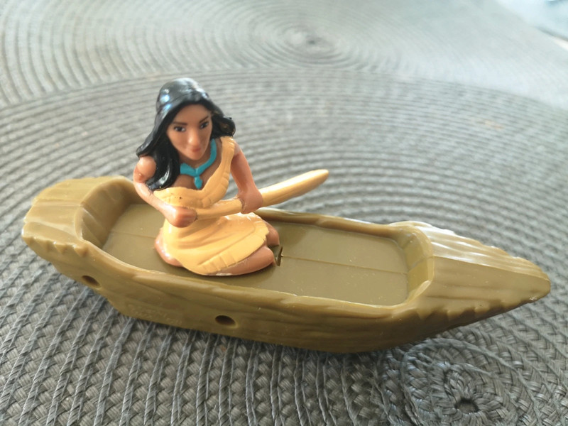 Figurine Disney Pocahontas dans sa pirogue 1995 4