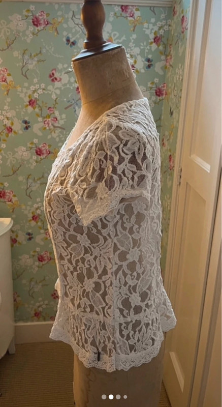 Abercrombie & Fitch white lace top 2