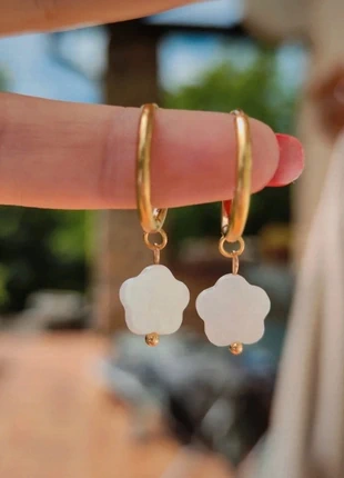 Boucles d'oreilles à anneaux moyens et pendentifs fleurs blanches nacrées - Acier inoxydable, marca: Fleurs blanches nacrées, estado: Muy bueno, 8,50 €, 9,63 € Protección al comprador Pro incluida