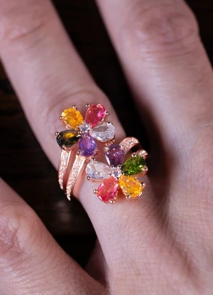 Bague double fleurs multicolore, merk: Cristal, staat: Heel goed, maat: 51.8 mm / 16.5 mm Ø, € 20,00, € 21,70 inclusief Kopersbescherming Pro