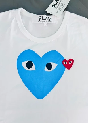 T-shirt Comme des Garçons CDG Blanc Imprimé Cœur bleu - Taille M Neuf avec étiquette, marque: Comme des Garçons, état: Neuf avec étiquette, taille: M, 30,00 €, 32,20 € Protection acheteurs incluse