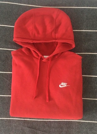 Pull a capuche Nike taille M couleur rouge, marke: Nike, zustand: Sehr gut, größe: M, 25,00 €, 26,95 € beinhaltet Vinted-Käuferschutz Pro