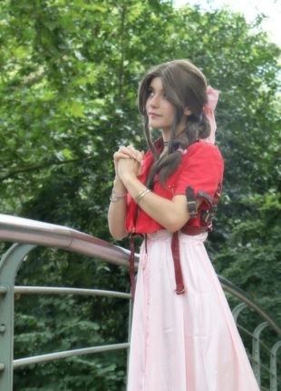 Wig Aerith ff7, marque: Aliexpress, état: Très bon état, taille: Taille unique, 15,00 €, 16,45 € Protection acheteurs incluse