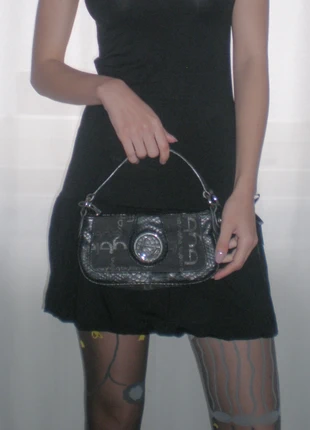 Byblos Blu vintage baguette bag with clasp detail (early 2000s), marke: Vintage Dressing, zustand: Sehr gut, 32,00 €, 34,30 € inklusive Vinted-Käuferschutz