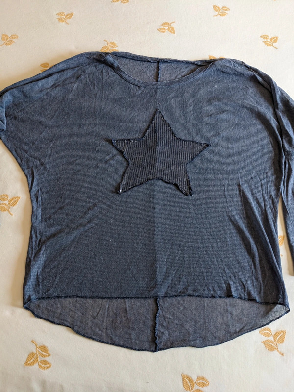 Camiseta oversize on estrella de lentejuelas. 1