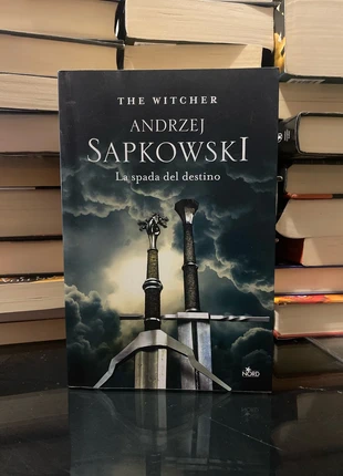 The Witcher II-La spada del distino di Andrzej Sapkowski, condizioni: Ottime, €11.50, €12.78 include la Protezione acquisti