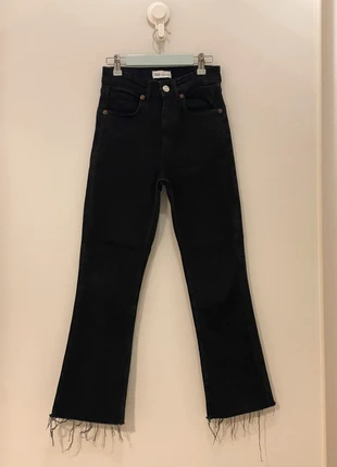 Black Flared Jeans with Raw Hem – Trendy & Edgy Must-Have, marque: Zara, état: Très bon état, taille: S / 36 / 8, 10,00 €, 11,20 € Protection acheteurs incluse