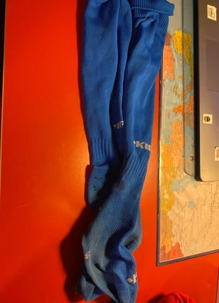 Chaussette de foot bleu kipsta , merk: Kipsta, staat: Goed, € 6,00, € 7,00 inclusief Kopersbescherming