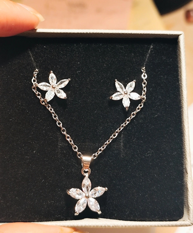 Set Collier fleur+ boucles d'oreilles brillant , ne noircissent pas!