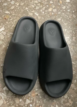 Yeezy Slides dark grey, marque: adidas, état: Très bon état, taille: 46, 25,00 €, 26,95 € Protection acheteurs incluse