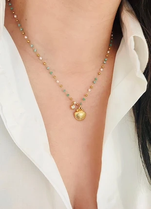 Collier en acier inoxydable doré avec des pierres en zirconium verts et pendentif coquillage, état: Très bon état, 15,00 €, 16,45 € Protection acheteurs incluse