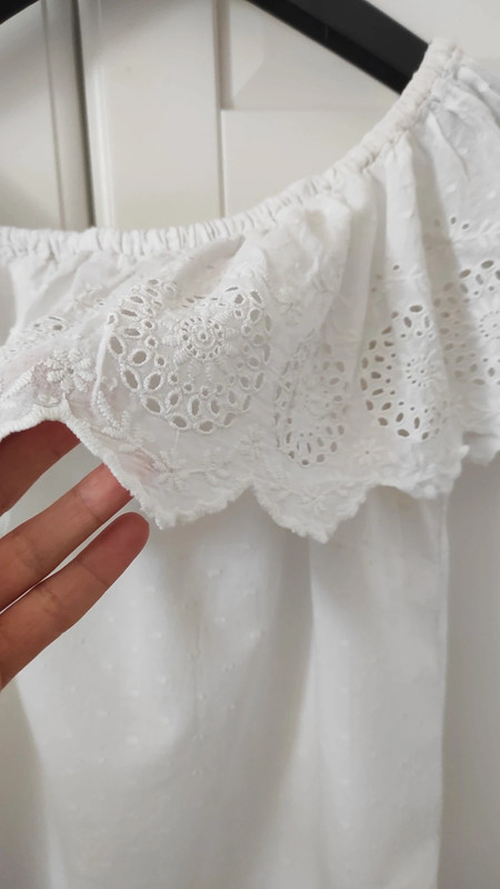 Top blanc broderie épaules dénudées 2