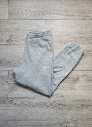 jogging / pantalon nike swoosh gris clair logo blanc brodé taille M homme - SKU 288, merk: Nike, staat: Heel goed, maat: M, € 27,99, € 30,09 inclusief Kopersbescherming Pro