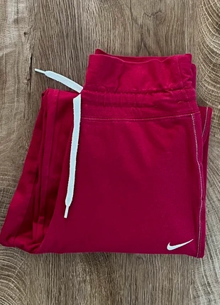 Pantalon de jogging fuschia Nike (brodé) pour fille, taille 12-13 ans (152/158 cm, marca: Nike, estado: Muito bom, tamanho: 12 anos / 152 cm, €13.00, €14.35 inclui Proteção do Comprador Pro