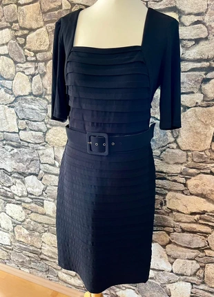 Schwarzes Kleid mit Gürtel Gr. 40, merk: Sixth Sense, staat: Heel goed, maat: L / 40 / 12, € 15,00, € 16,45 inclusief Kopersbescherming
