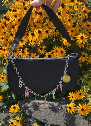 Schwarze Y2K Schultertasche mit Anhängern, marke: Sonstiges, zustand: Neu, mit Etikett, 8,00 €, 9,10 € inklusive Vinted-Käuferschutz