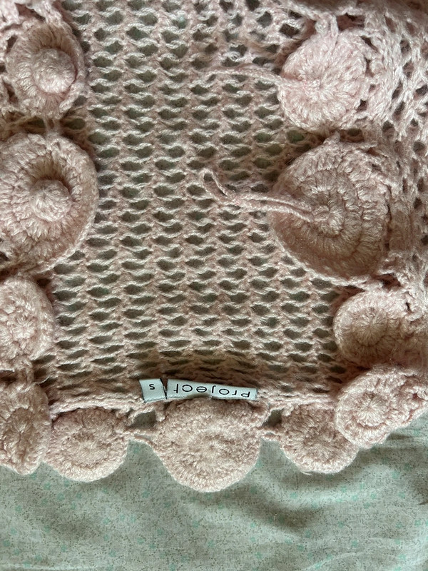 Gilet crochet rose coquette  5