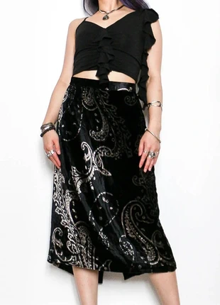 Black velvet skirt with paisley prints | Jupe en velours avec motif paisley, marque: Vintage, état: Très bon état, taille: L / 40 / 12, 10,00 €, 11,20 € Protection acheteurs (Pro) incluse
